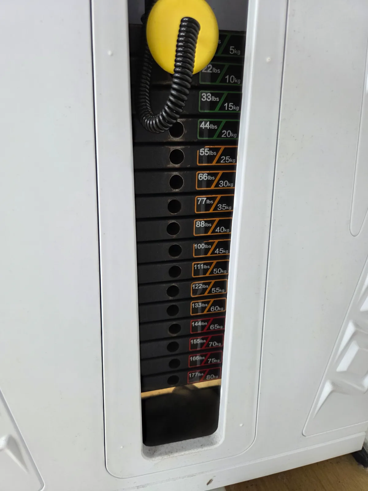 chocoZAPのチェストプレス（機種2）のウェイトスタック。5kgから80kgまで、kgとlbsが併記されている