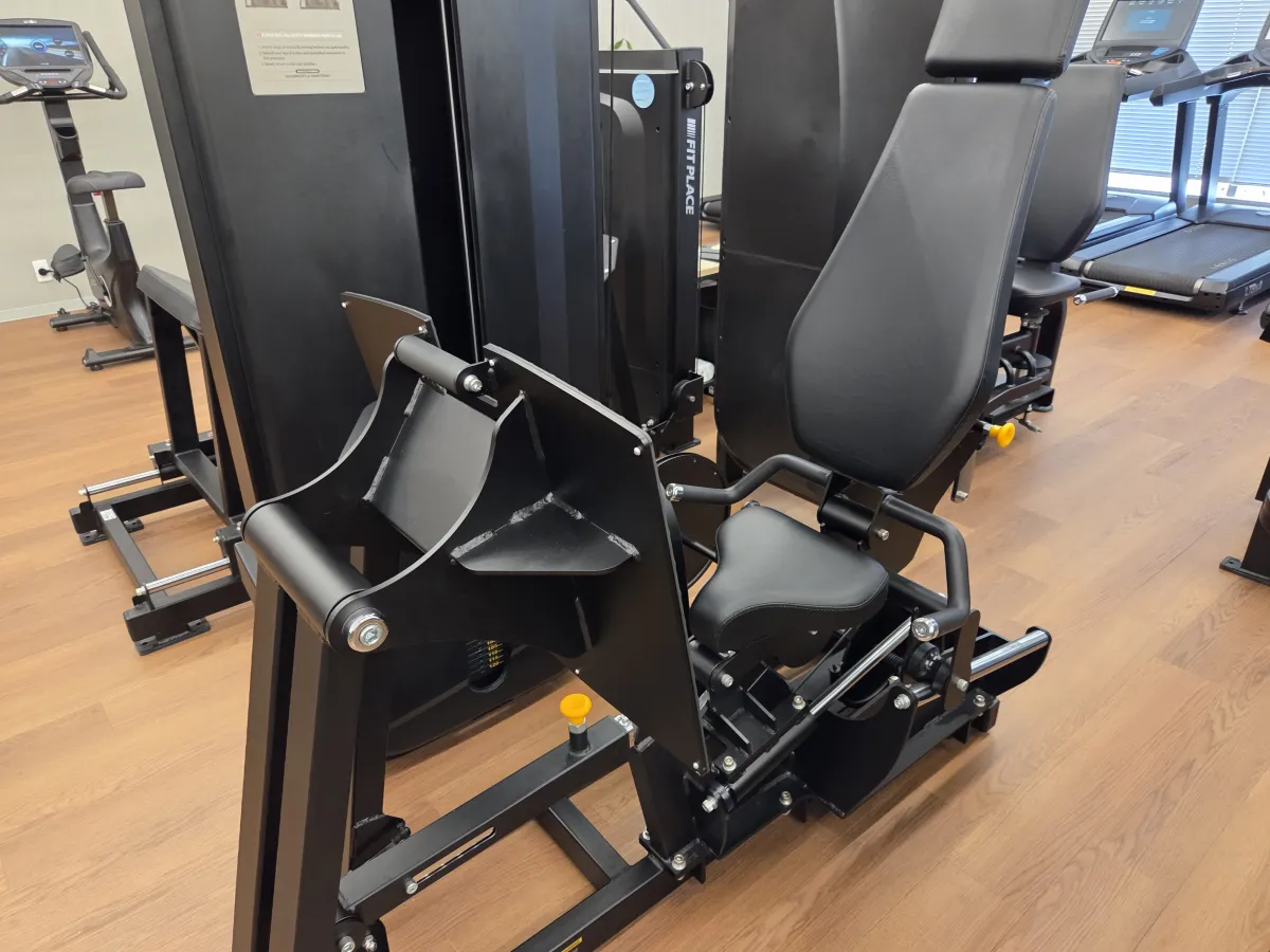 FIT PLACE24のレッグプレス。黒いフレームに背もたれと座席があり、足を置く板は固定され、座席側が動くタイプ
