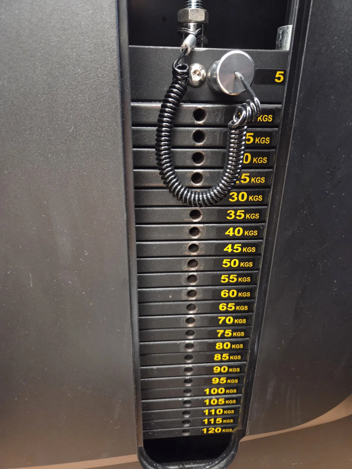 FIT PLACE24のレッグプレスのウェイトスタック。5kgから120kgまで5kg刻みで表示されている